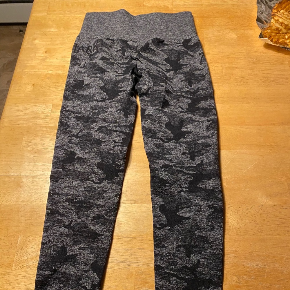 Women’s xs camo gym shark leggings